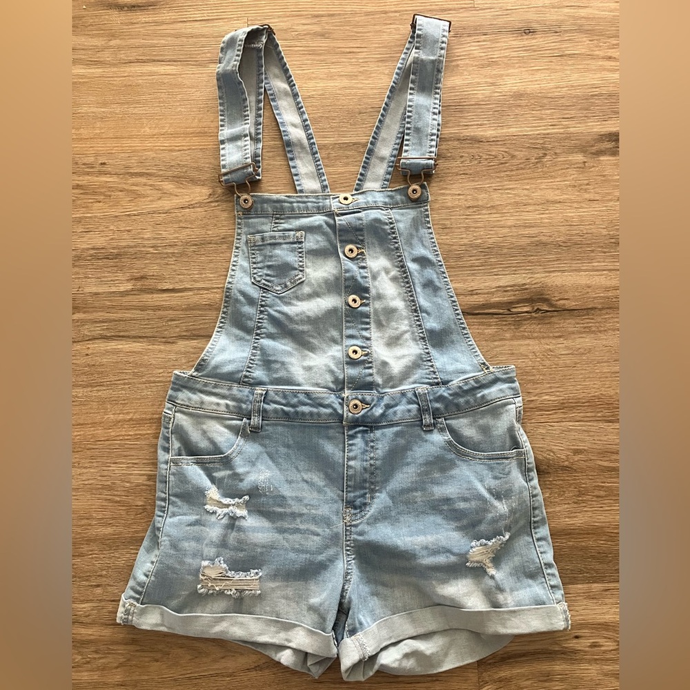 WAX JEAN Light Wash Denim Overall Shorts. Size Large.